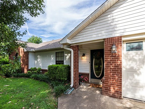 2nd image of 14525 Oakcrest Dr