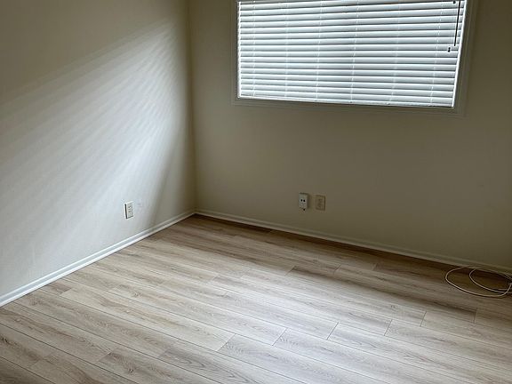 5th image of 2812 W Victory Blvd #B