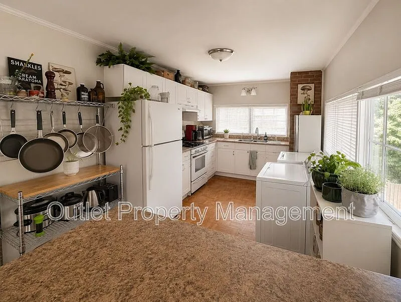 2 bed, 1.0 bath, 1100 sqft, $1,695 — Photo 2