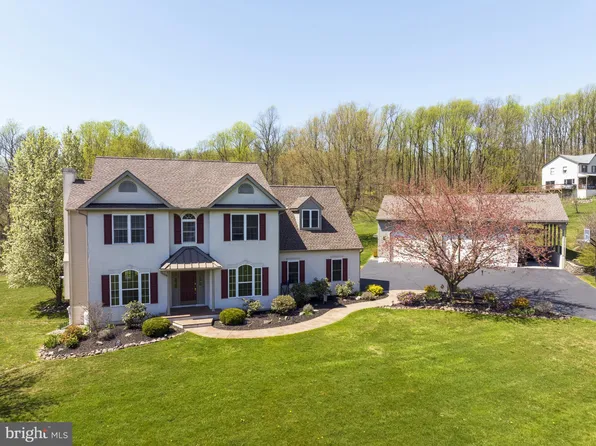 24 Cuesta Dr, Elverson, PA 19520