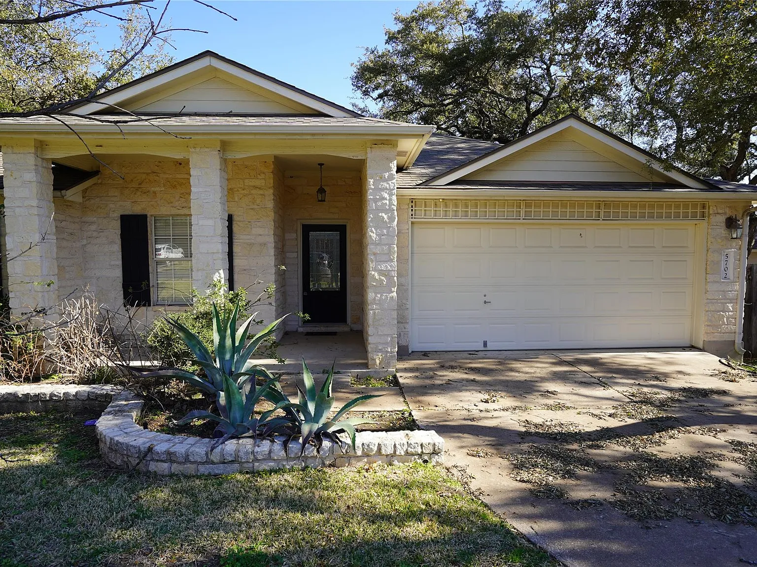 4 bed, 2.0 bath, 1967 sqft, $2,800 — Photo 1