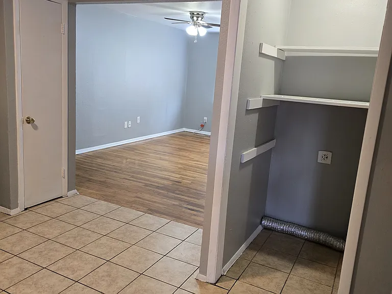 3833 Roseland Ave — Photo 10