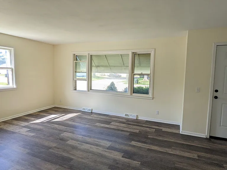 1692 Roberts St — Photo 2