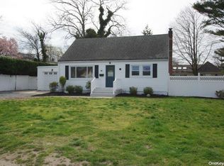 98 Bonaparte Ave, Islip, NY 11751