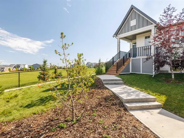 71 NE Lucas St NW #11, Calgary, AB T3P 1S3