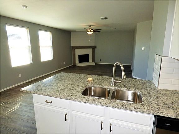3rd image of 2910 Jamestown Dr