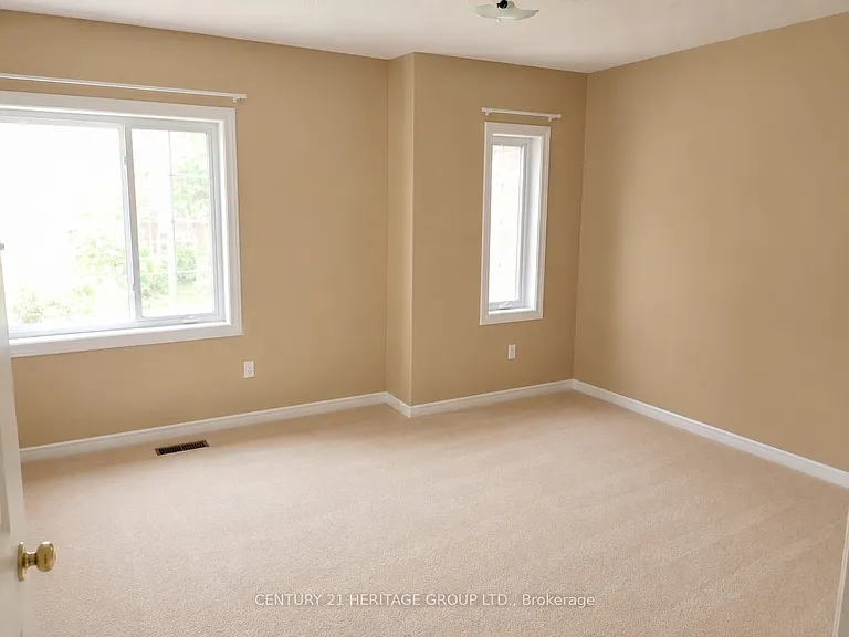 44 Starr Cres — Photo 5