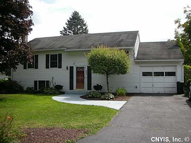 1st image of 824 Lamont Cir