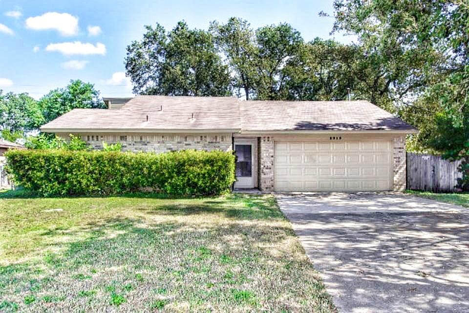 1st image of 2915 Forestwood Dr