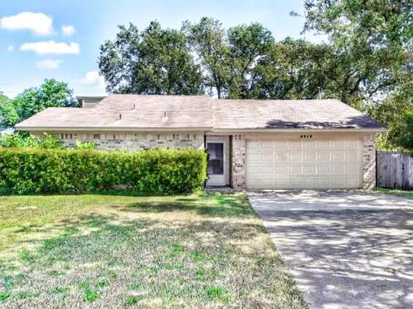 2915 Forestwood Dr, Bryan, TX 77801