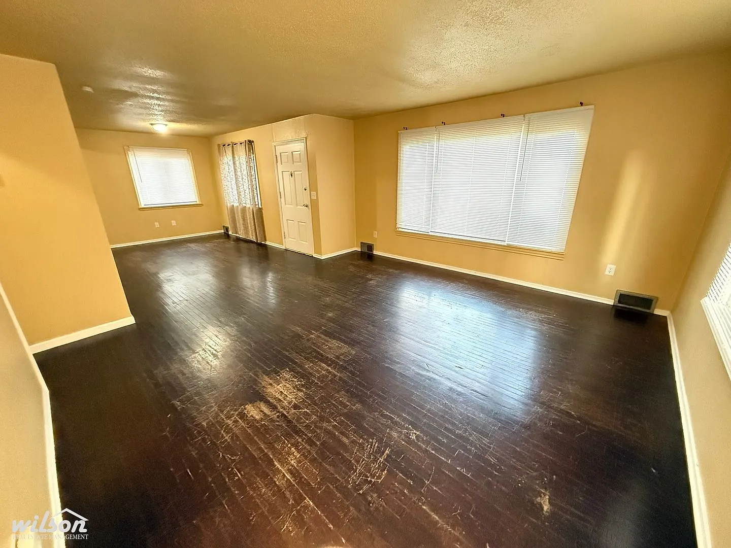 Charming 3-Bedroom Retreat with Fenced Back Yard! — Photo 2