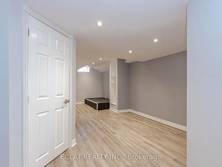 2 Lancaster Ct — Photo 42