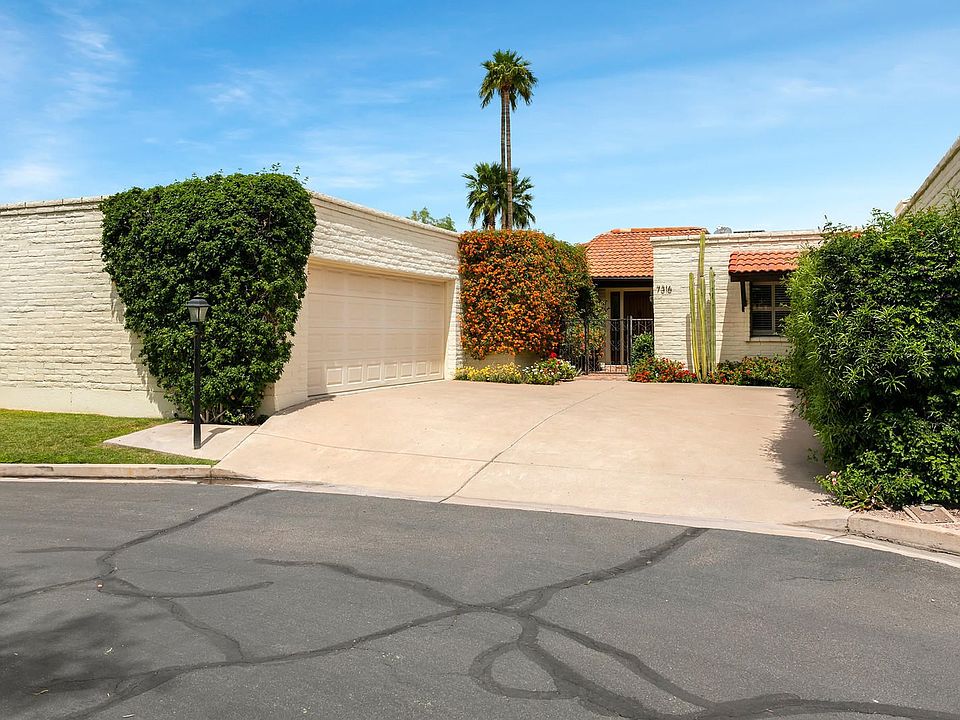 Front of Home w.2 Car Garage