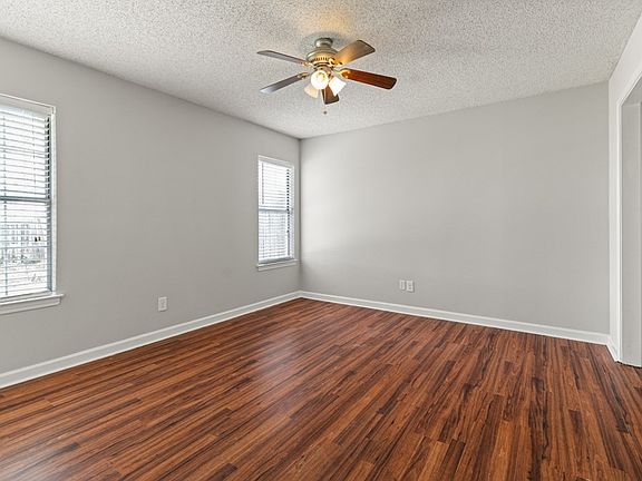 5th image of 405 Oak Creek Rd