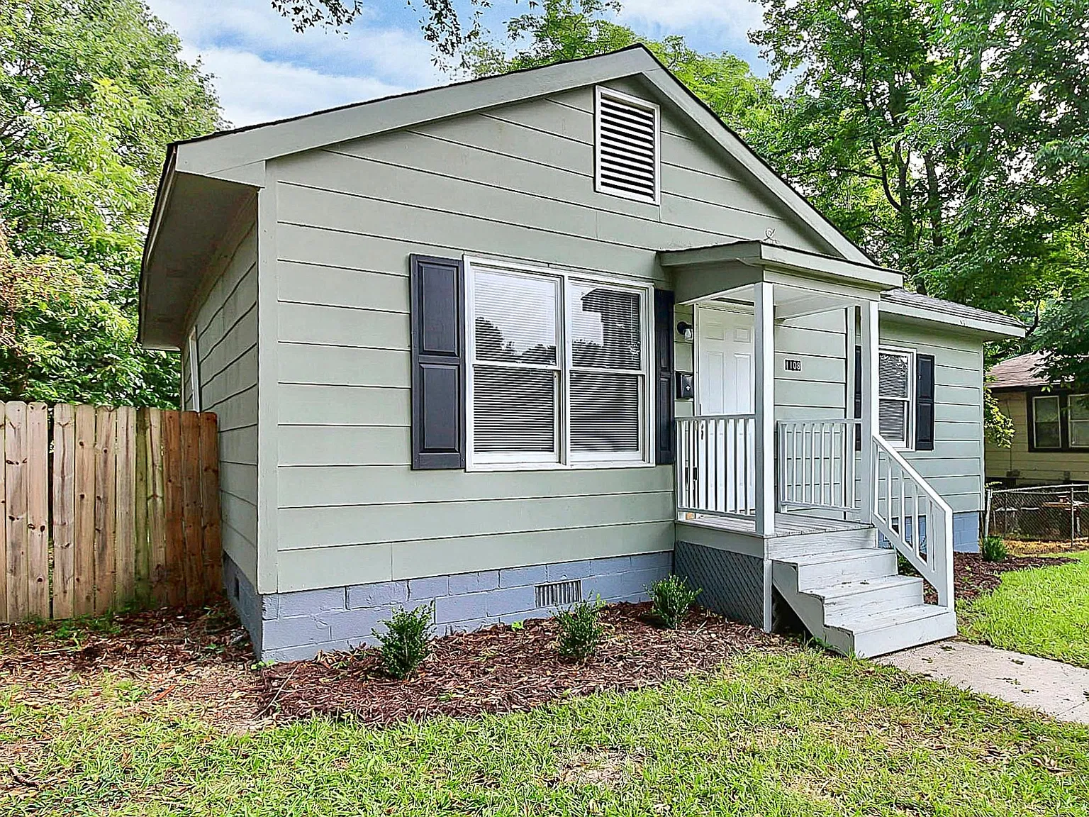 3 bed, 1.5 bath, 1024 sqft, $1,449 — Photo 2