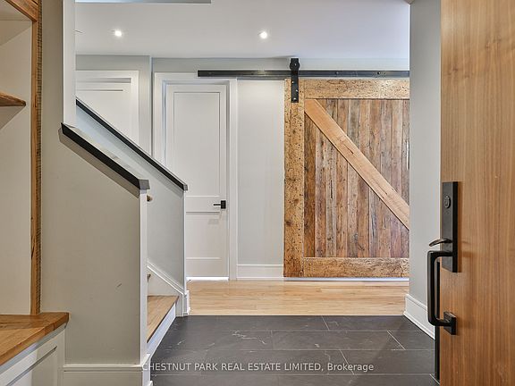 3rd image of 540 College St #Penthouse 2