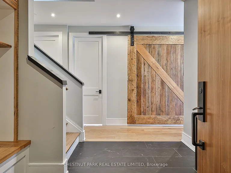 540 College St #Penthouse 2 — Photo 3