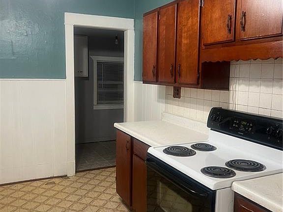 5th image of 132 Drury Ave