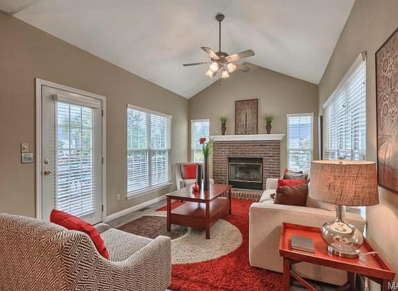 5th image of 726 Lakeshore Manor Ct