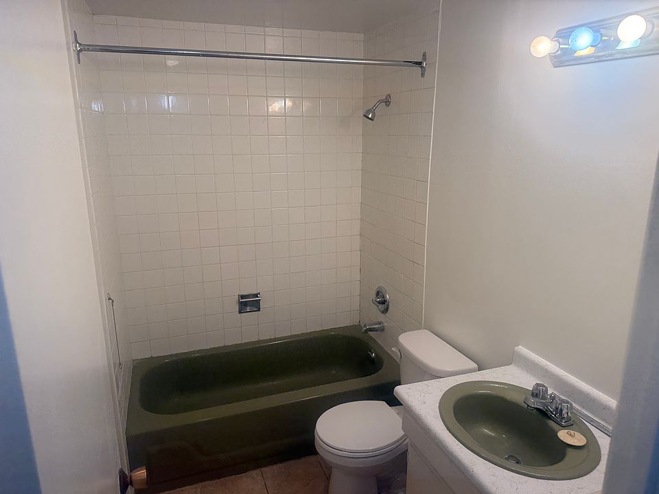 1st image of 122 E 18th St #302