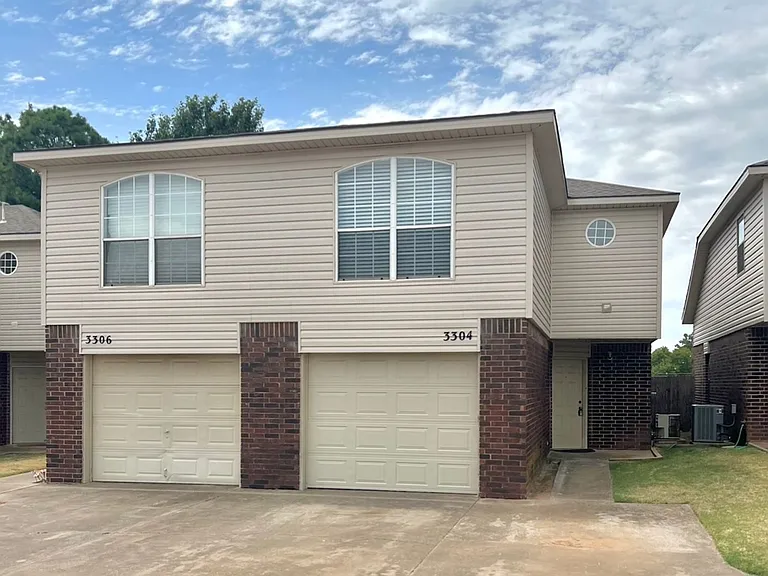 XL 2-bed 2-bath 1-car townhouse near OU — Photo 1