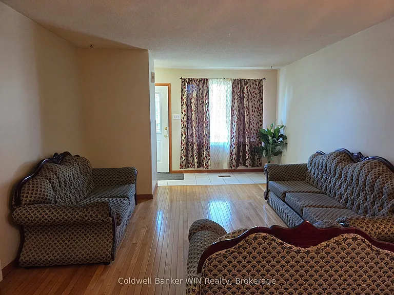 120 Melissa Cres — Photo 3