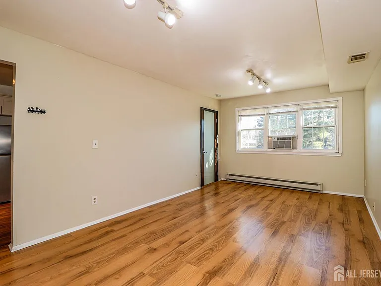 312 Edison Glen Ter — Photo 3