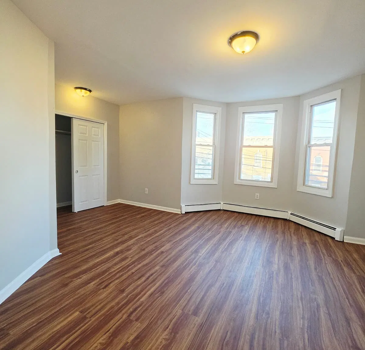 3 bed, 1000 sqft, $2,400 — Photo 4