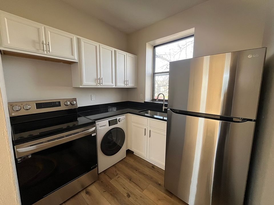 DELUXE full kitchen with brand-new, top-rated stainless steel appliances (range, microwave, refrigerator, and laundry washer/dryer), brand-new quartz countertops, brand-new cabinets, and retractable faucet! Stunning!