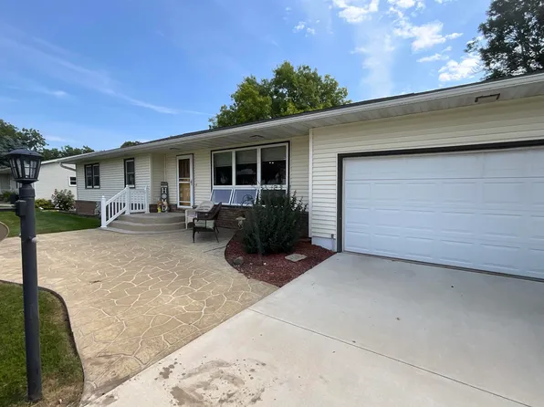 704 N Vine St, West Union, IA 52175