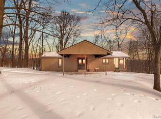 8695 Club House Dr, Brighton, MI 48116