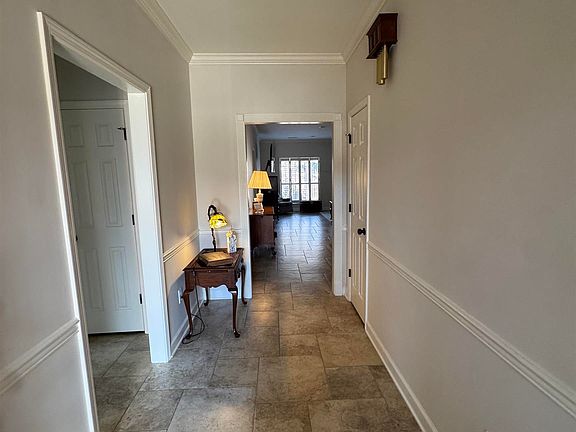 5th image of 234 Calumet Pl