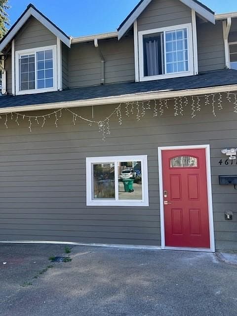 Front of house, big driveway