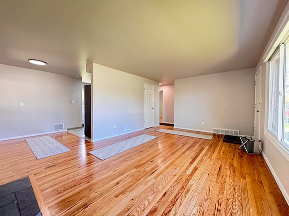 3rd image of 2921 W Bismark Ave