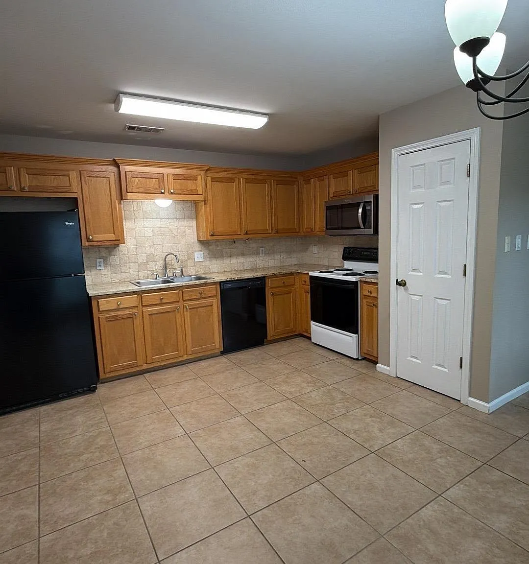 3 bed, 1165 sqft, $1,600 — Photo 3