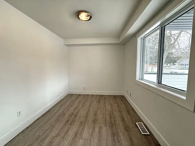 650 Victoria St #MAIN FLOOR — Photo 10
