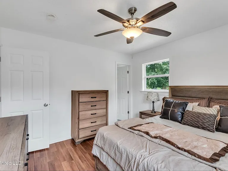 2211 Tucker Ave — Photo 4