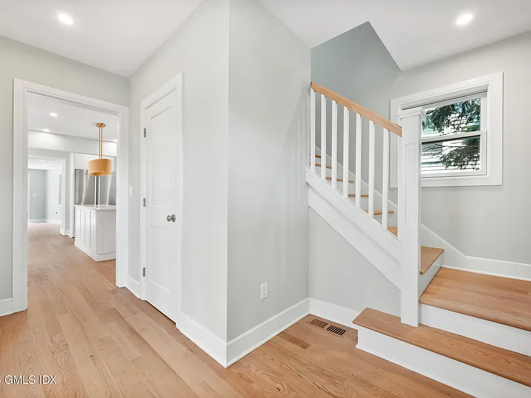 115 E Elm St — Photo 2