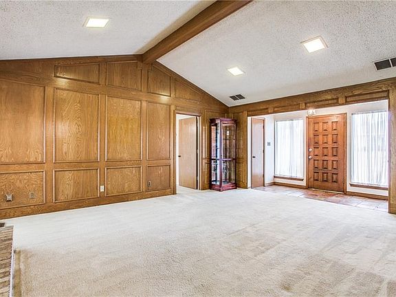 4th image of 303 Becky Ln