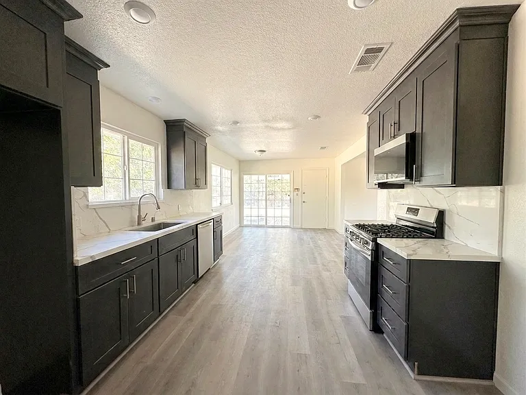15050 Cottage Ave — Photo 1