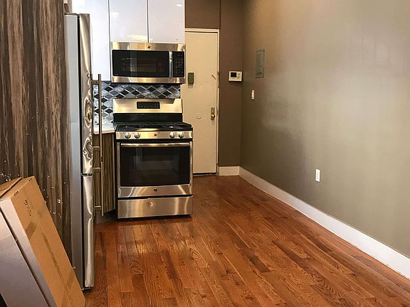 3rd image of 332 Vernon Ave APT 1