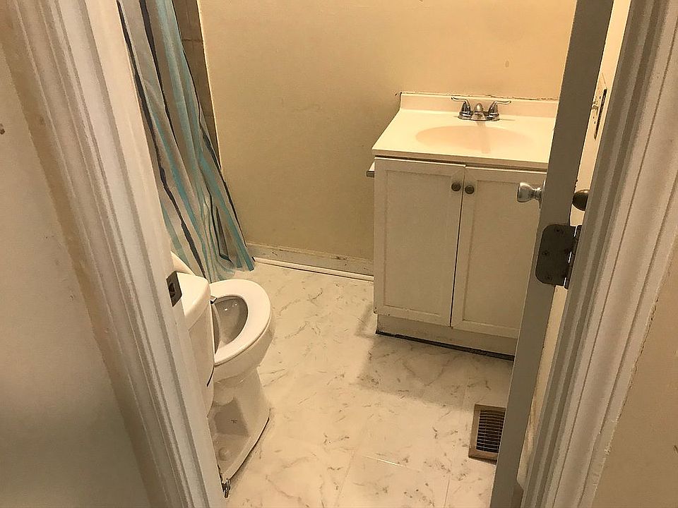 2nd image of 107 24th Ave E