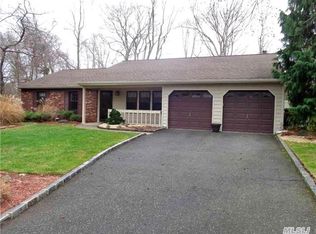17 Sabre Dr, Selden, NY 11784