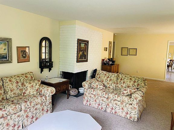 4th image of 81 Dosoris Ln #1