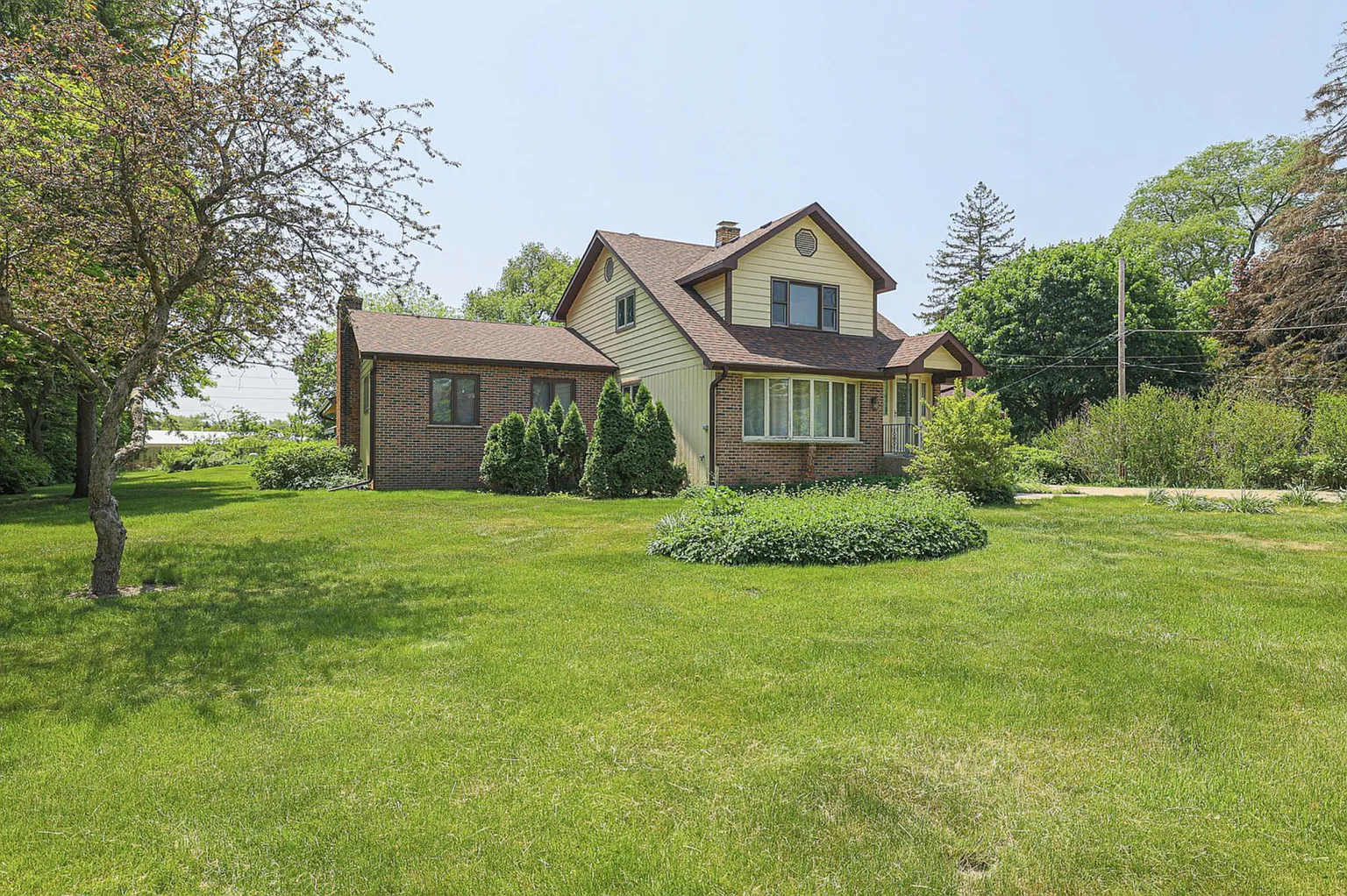 29W035 Calumet Ave E photo 1