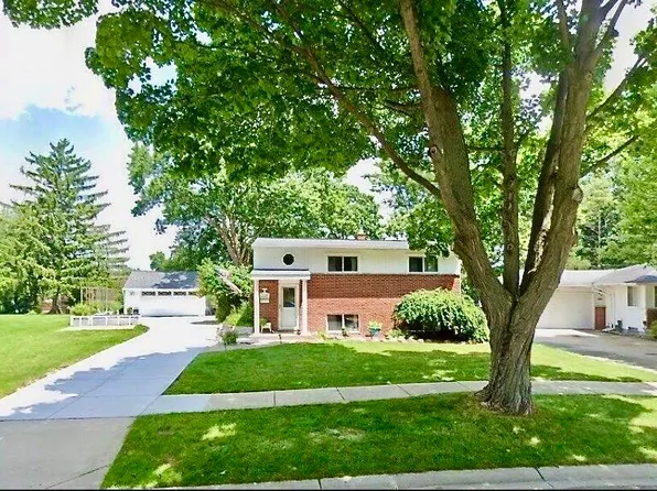 718 Panorama Dr, Milford, MI 48381