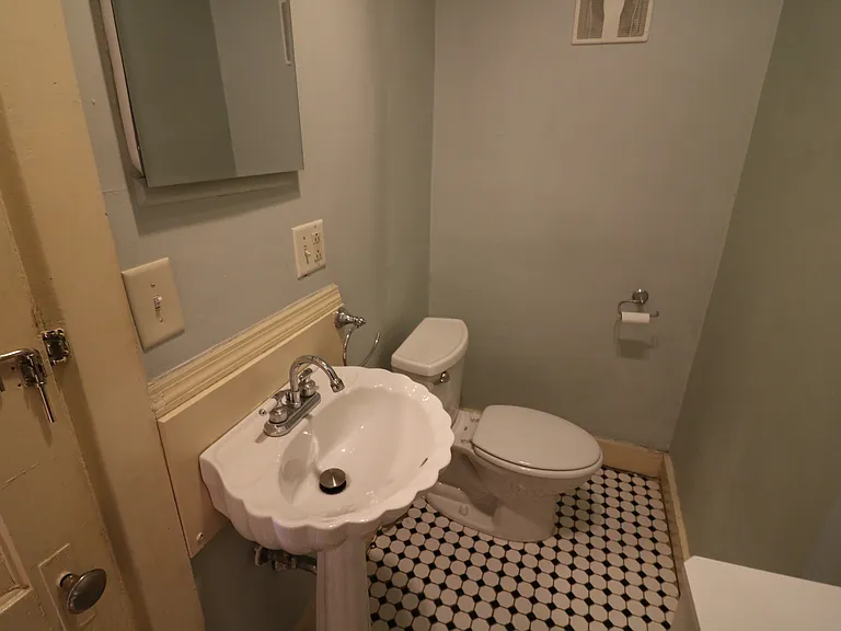 1316 E 10th St #1 — Photo 29