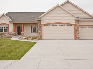 7600 Sandhurst Dr NW, Cedar Rapids, IA 52405