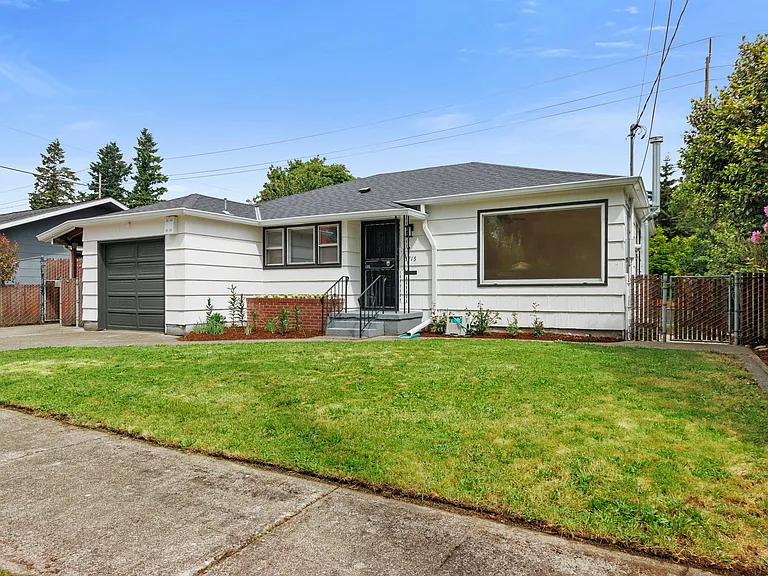 3715 NE Roselawn St — Photo 1