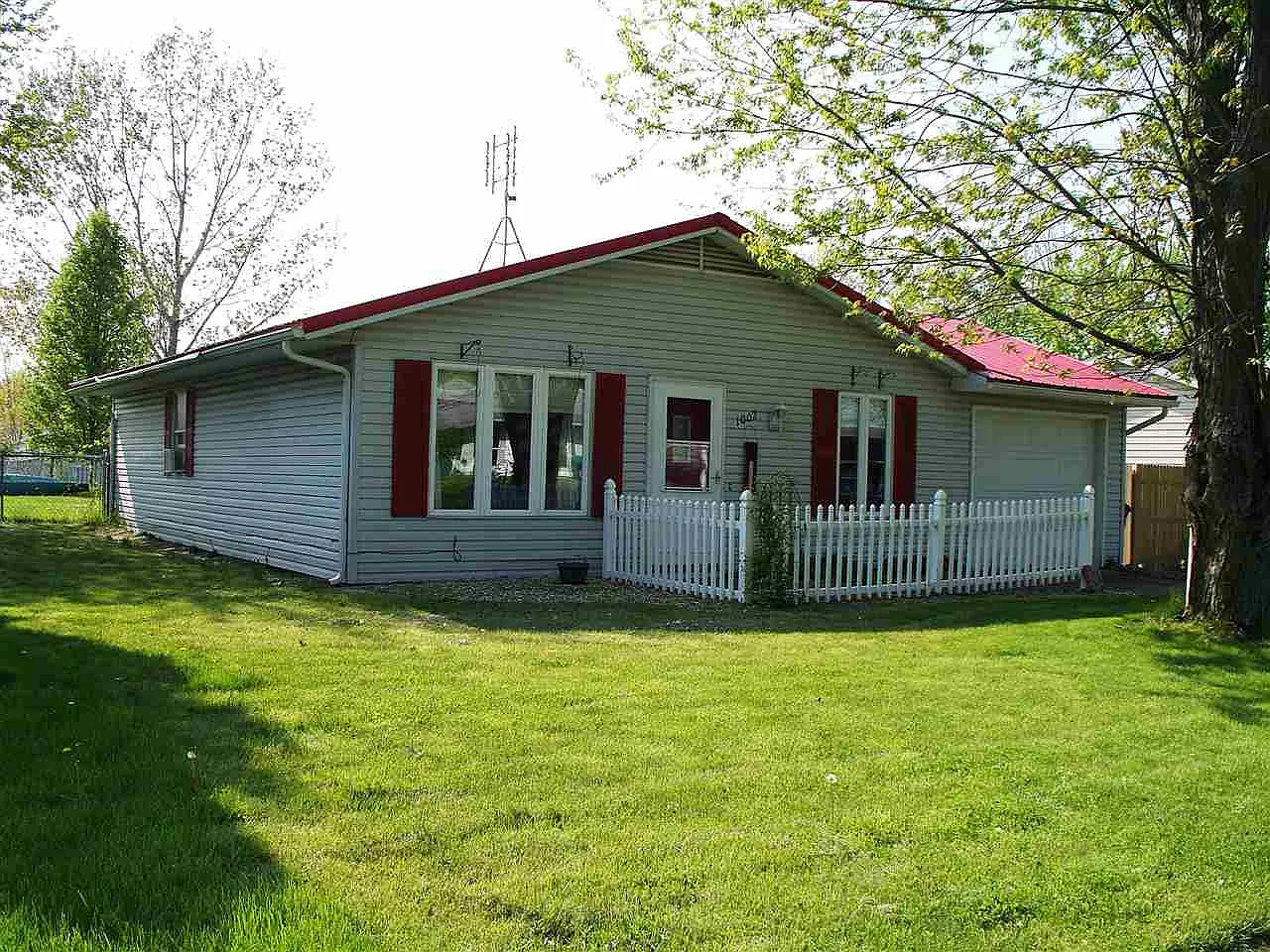 1002 Bellvue Dr photo 1